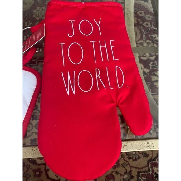 Rae Dunn Christmas Oven
Mitt Pot Holder Set - Picture 3 of 4